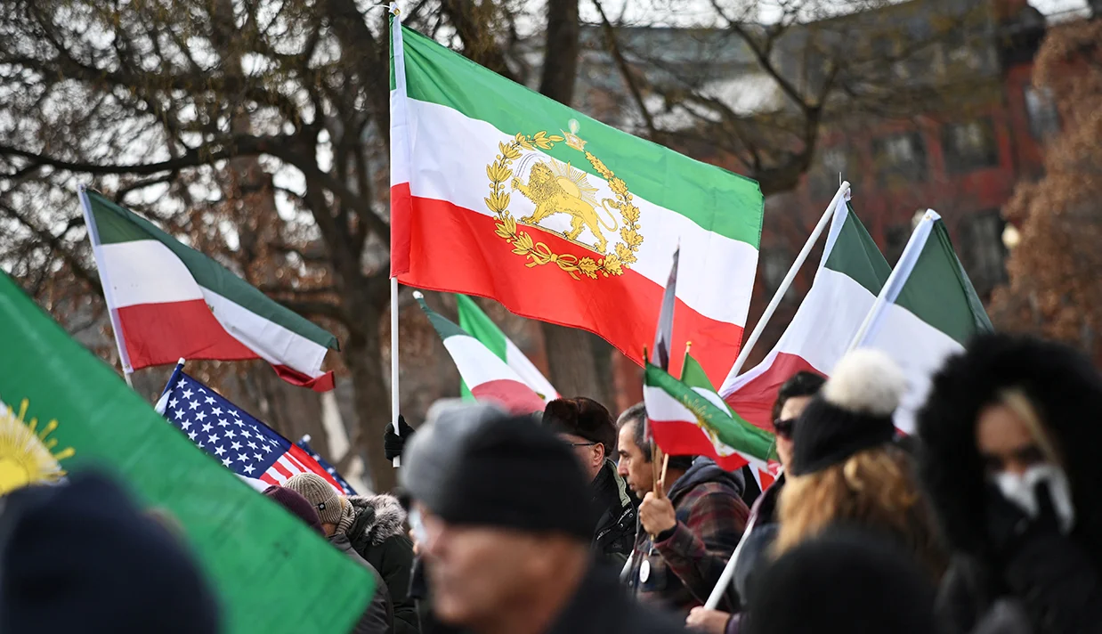 نیکیتا بیر، رئیس بخش محصول شبکه اجتماعی ایکس، امروز جمعه ۱۹ دی ۱۴۰۴، ابتدا در پاسخ به درخواست یک کاربر ایرانی که گفته بود پرچم ایموجی ایران را به شیر و خورشید تغییر دهید، گفته بود که چند ساعت زمان دهید.