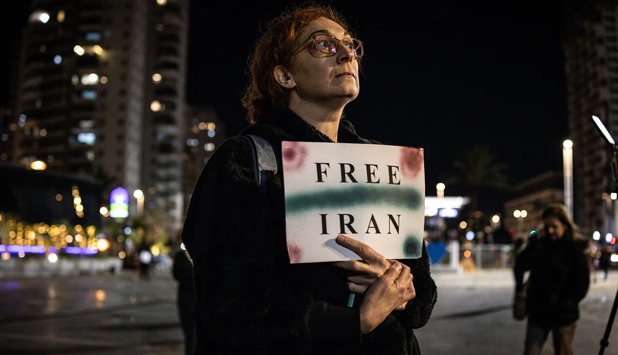 منابع خبری گزارش دادهاند که حدود ۳۴۰۰ فعال ایرانی در بیانیهای از ایالات متحده و جهان آزاد خواستند که به طور فوری از معترضان برای کمک به فروپاشی جمهوری اسلامی حمایت کنند.