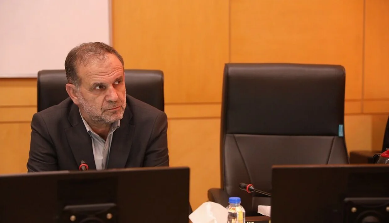 عبدالوحید فیاضی، عضو مجلس شورای اسلامی گفت مسئولین جمهوری اسلامی که فرزندانشان به خارج از ایران رفتهاند، خارج بروند یا فرزندانشان را ایران بیاورند، «درست نیست اینقدر از هم جدا باشند.»