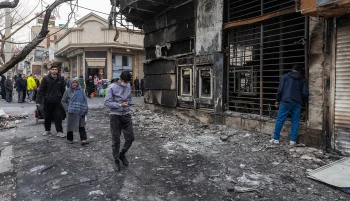 گزارشهای شاهدان عینی از تهران و رشت نشان میدهد که همزمان با ادامه اعتراضات سراسری، فضای بسیاری از شهرهای ایران به صحنهای از سرکوب، کمبود شدید کالا و وحشت عمومی تبدیل شده است.