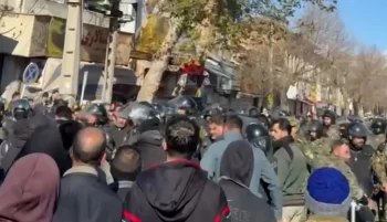 سفیر پیشین آمریکا در اسرائیل خواستار حمایت فوری و دوحزبی از مردم ایران در مبارزه با آنچه «رژیم سرکوبگر» خواند، شد و تأکید کرد این موضوع نباید به یک مناقشه حزبی در آمریکا تبدیل شود.