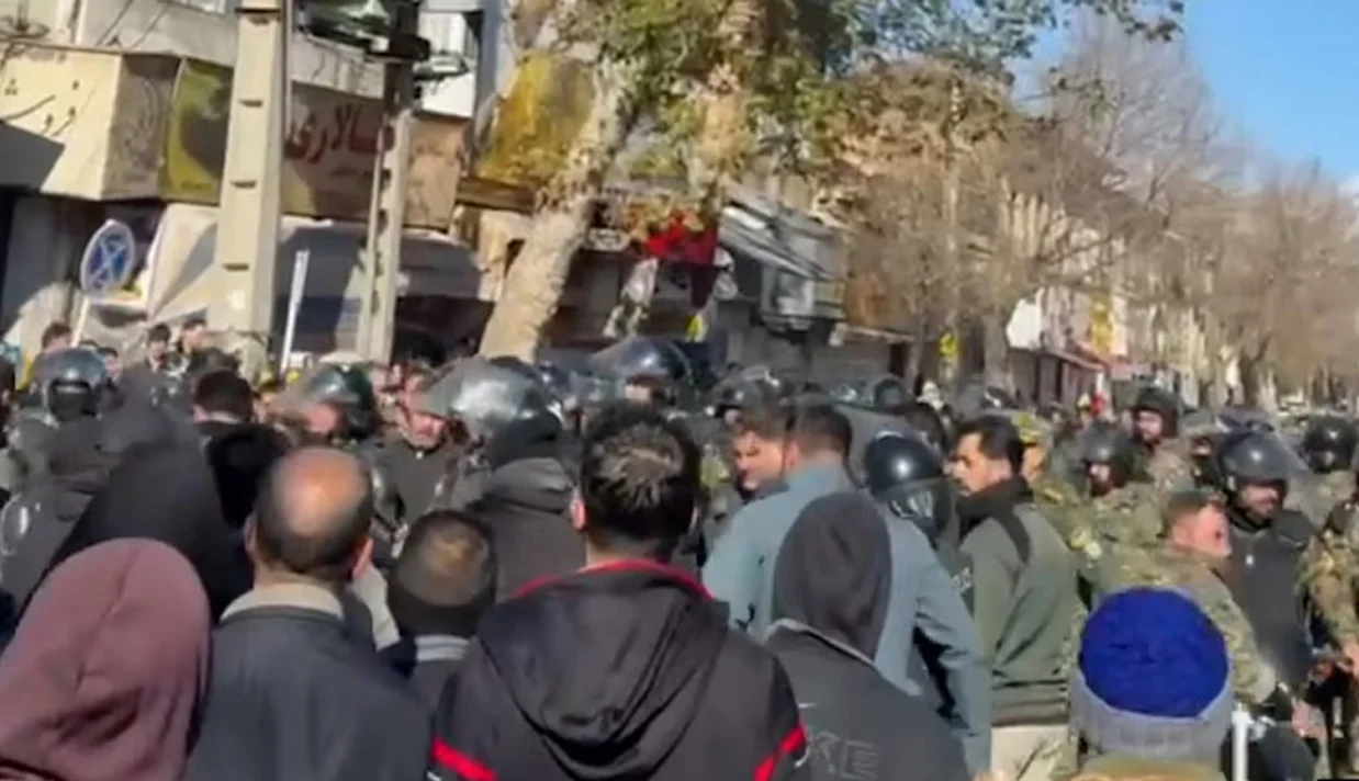 سفیر پیشین آمریکا در اسرائیل خواستار حمایت فوری و دوحزبی از مردم ایران در مبارزه با آنچه «رژیم سرکوبگر» خواند، شد و تأکید کرد این موضوع نباید به یک مناقشه حزبی در آمریکا تبدیل شود.