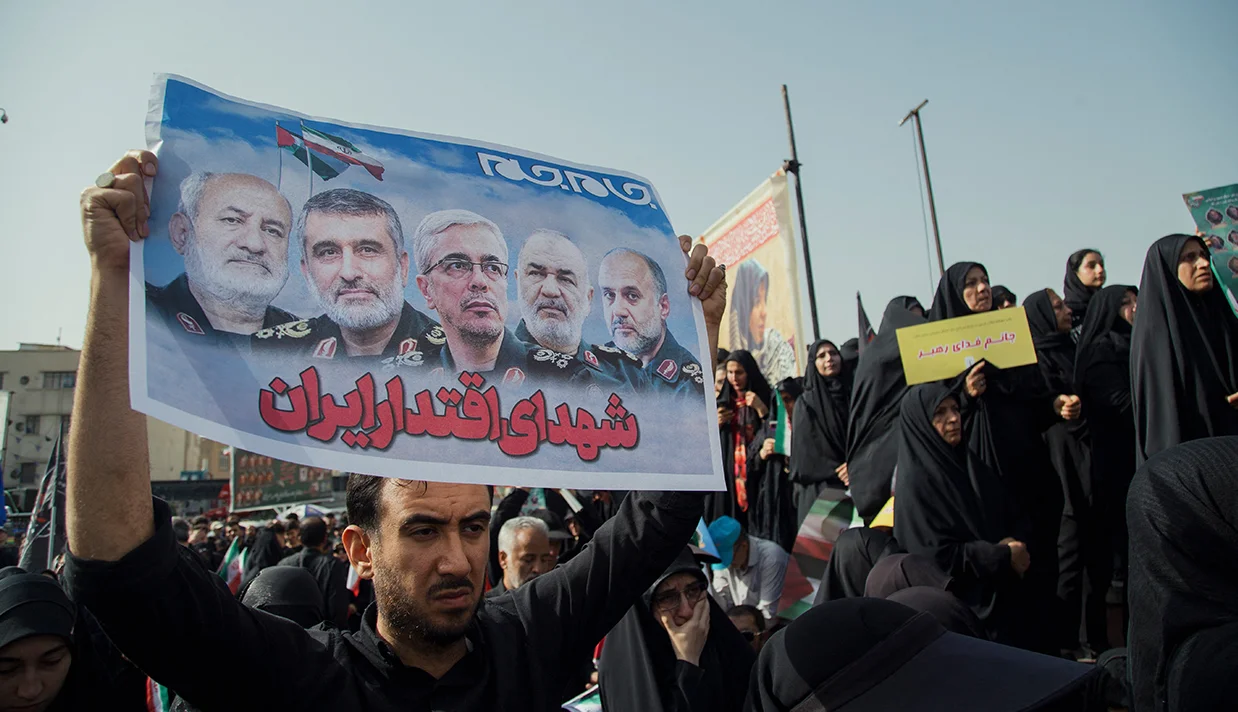 کانال ۱۲ اسرائیل به نقل از منابع اطلاعاتی غرب گزارش داده است که برای اولین بار شکافهایی را در میان نیروهای امنیتی جمهوری اسلامی شناسایی کردهاند و چند صدنفر از اعضای سپاه پاسداران و بسیج از این نهادها جدا شدهاند.