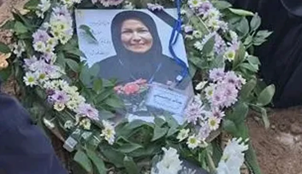 منابع خبری گزارش دادند که مونا حسینی، ۵۴ ساله و کارشناس رادیولوژی، روز پنج‌شنبه ۱۸ دی بر اثر شلیک گلوله ساچمه‌ای به صورت، در محله ملک‌شهر اصفهان کشته شده است.