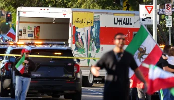 یک کامیون اسبابکشی شرکت یوهال در حال عبور از میان راهپیمایی ایرانیان در لسآنجلس است. این راهپیمایی در حمایت از اعتراضات اخیر مردم ایران برگزار شده بود.