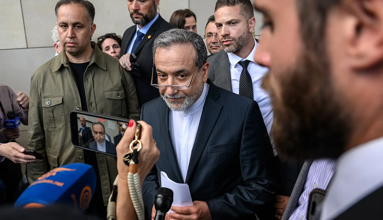 مقام دیده‌بان سازمان ملل گفت مجمع جهانی اقتصاد دعوت از عباس عراقچی وزیر امور خارجه جمهوری اسلامی را لغو کرد، زیرا نمی‌خواست شاهد یورش پلیس سوئیس به اجلاس داووس برای بازداشت او باشد.