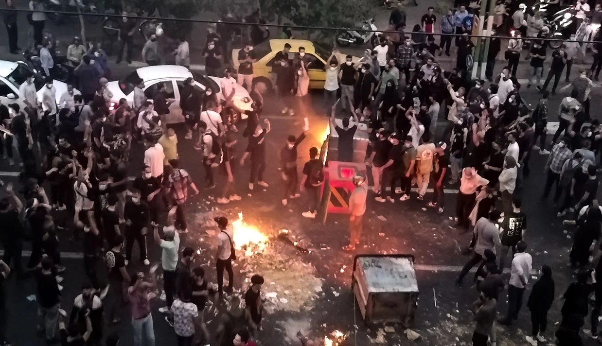 وزارت امور خارجه آمریکا در چند پیام اعلام کرد جمهوری اسلامی با قطع اینترنت تلاش کرده صدای اعتراضات را خاموش کند؛ اما اراده مردم خاموششدنی نیست. این نهاد با اشاره به گسترش اعتراضات به بیش از صد شهر، کشتهشدن دهها نفر و هزاران بازداشت، تأکید کرد جهان همچنان مردم ایران را میبیند و میشنود و در همبستگی با مطالبات آنان ایستاده است.