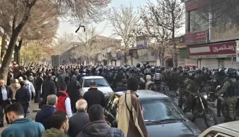 در دوازدهمین روز از اعتراضات سراسری در ایران، نهادهای حقوق بشری از کشته‌شدن ده‌ها معترض و بازداشت شهروندان، از جمله کودکان و دانشجویان خبر می‌دهند.