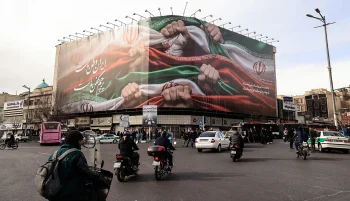 وال استریت ژورنال نوشت که جمهوری اسلامی پیامی مشخص به ترامپ دارد، اینکه جمهوری اسلامی را به حال خود رها کند تا مشت آهنینشان را تقویت کنند، درغیر این صورت منتظر پیامدهای آن باشد.
