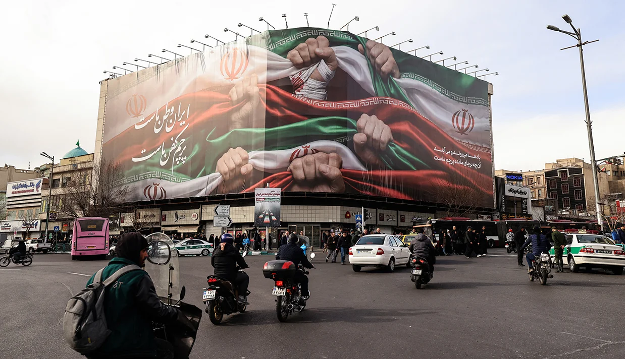 وال استریت ژورنال نوشت که جمهوری اسلامی پیامی مشخص به ترامپ دارد، اینکه جمهوری اسلامی را به حال خود رها کند تا مشت آهنینشان را تقویت کنند، درغیر این صورت منتظر پیامدهای آن باشد.