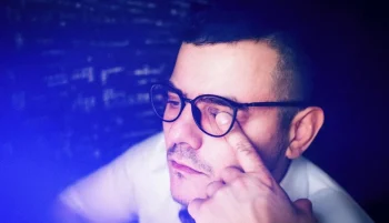 نور آبی الایدی و صفحهنمایشها میتواند به شبکیه آسیب بزند، خواب را مختل کند و خطر سرطان پستان را افزایش دهد؛ هشدار پژوهشگران.