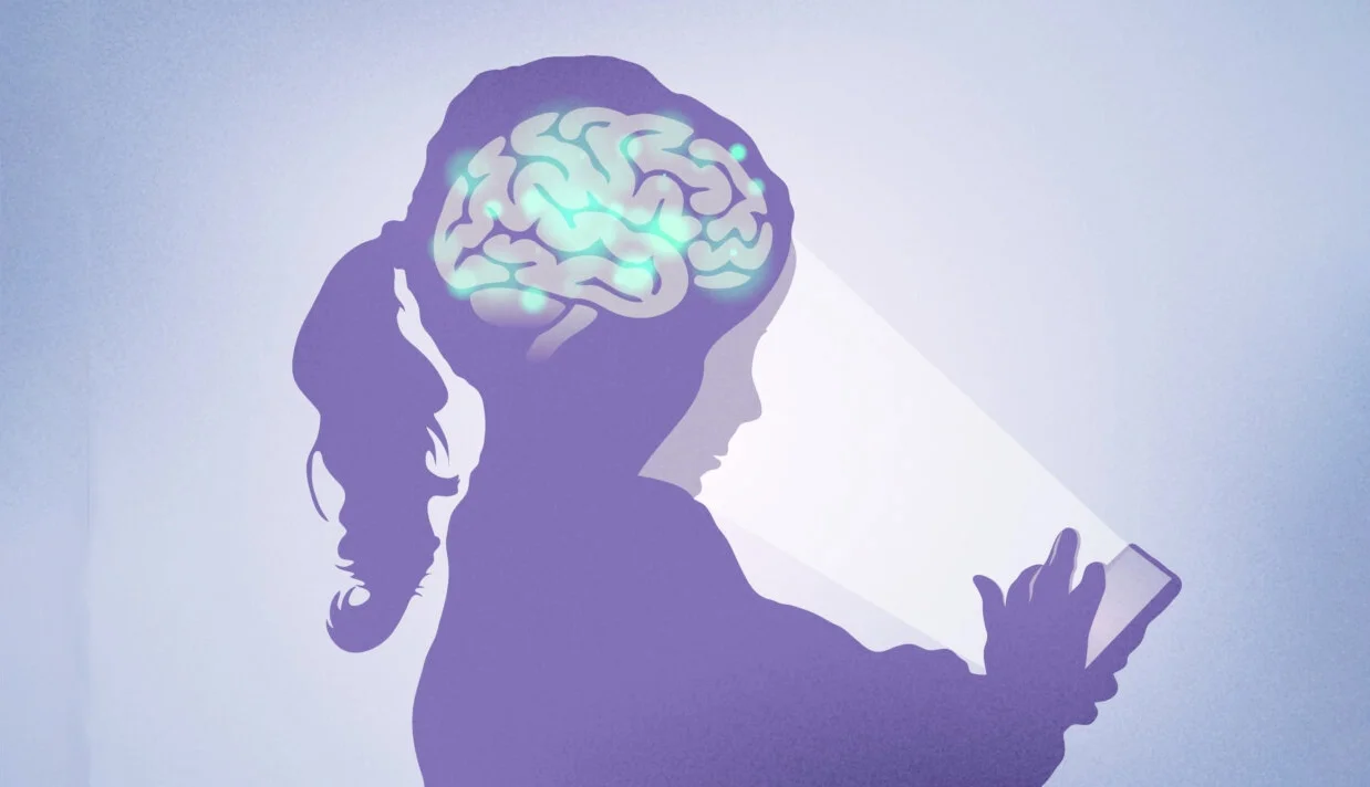 یک مطالعه دوساله با حضور کودکان ۹ و ۱۰ ساله نشان داد که زمان صفحهنمایش با علائم مشابه اختلال کمتوجهی-بیشفعالی و تغییر قشر مغز ارتباط دارد.