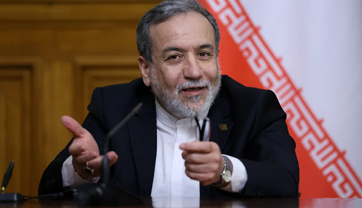 وزیر امور خارجه جمهوری اسلامی اعلام کرده است که تنگه هرمز که یکی از مسیرهای راهبردی انتقال نفت و گاز جهان بهشمار میرود، تنها به روی ایالات متحده، اسرائیل و متحدان آنها بسته است و سایر کشورها میتوانند از این آبراه عبور کنند. این در حالی است که یک نهاد معتبر در حوزه کشتیرانی میگوید حملات اخیر به کشتیها در این منطقه هیچ الگوی مشخصی ندارد.