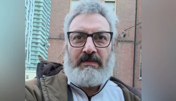 به گفته ارژنگ امیرفضلی، هنرپیشه سابق سینما و تلویزیون، دلیل برکناری مدیر شبکه افق، افشای ناخواسته اقدام جمهوری اسلامی در پنهان‌کردن پیکر جان‌باختگان در یخچال‌ها بود.