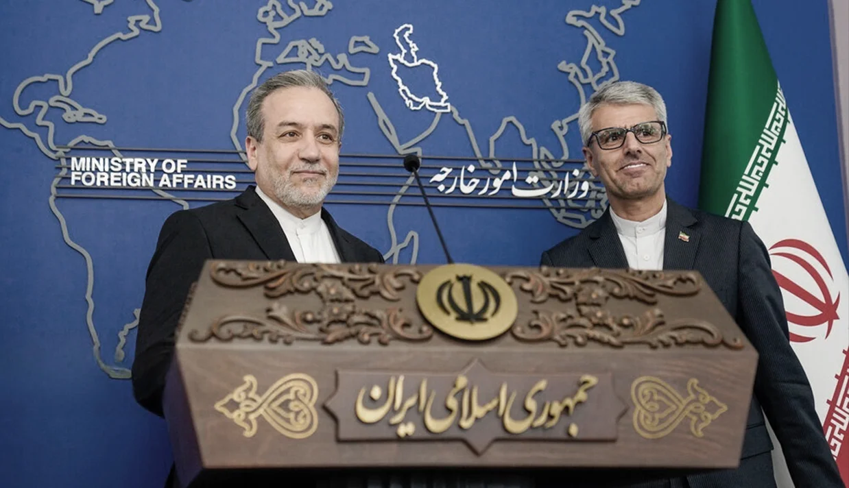 سخنگوی وزارت خارجه جمهوری اسلامی در واکنش به نبود یک مقام نظامی در مذاکرات با ایالات متحده گفت که عباس عراقچی یک ژنرال نظامیِ جنگدیده است.