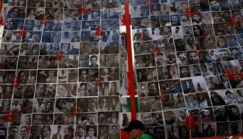 بیش از ۶۰ نویسنده جهان کشتار دانش‌آموزان در جریان انقلاب شیر و خورشید را محکوم کردند و نسبت به پیامدهای آن هشدار دادند.