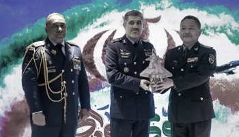 رسانههای داخلی ایران گزارش دادهاند که وابسته نظامی چین کمونیستی، ماکت جنگنده جی ۲۰ را به بهمن بهمرد، فرمانده نیروی هوایی ارتش جمهوری اسلامی به طور نمادین اهدا کرده است.
