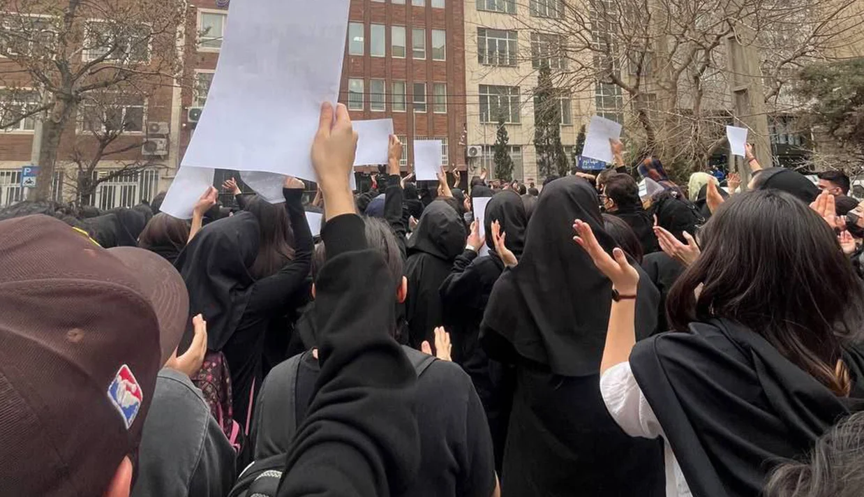 در پنجمین روز اعتراضات دانشجویی، گزارشها از افزایش شمار بازداشتها و گسترش حضور نیروهای امنیتی در محوطه دانشگاهها و اطراف آنها خبر میدهد.