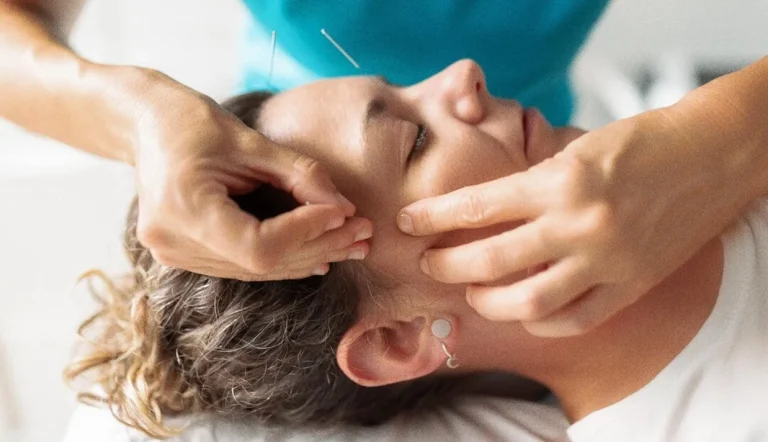 نقش طب سوزنی صورت در جوان‌سازی پوست