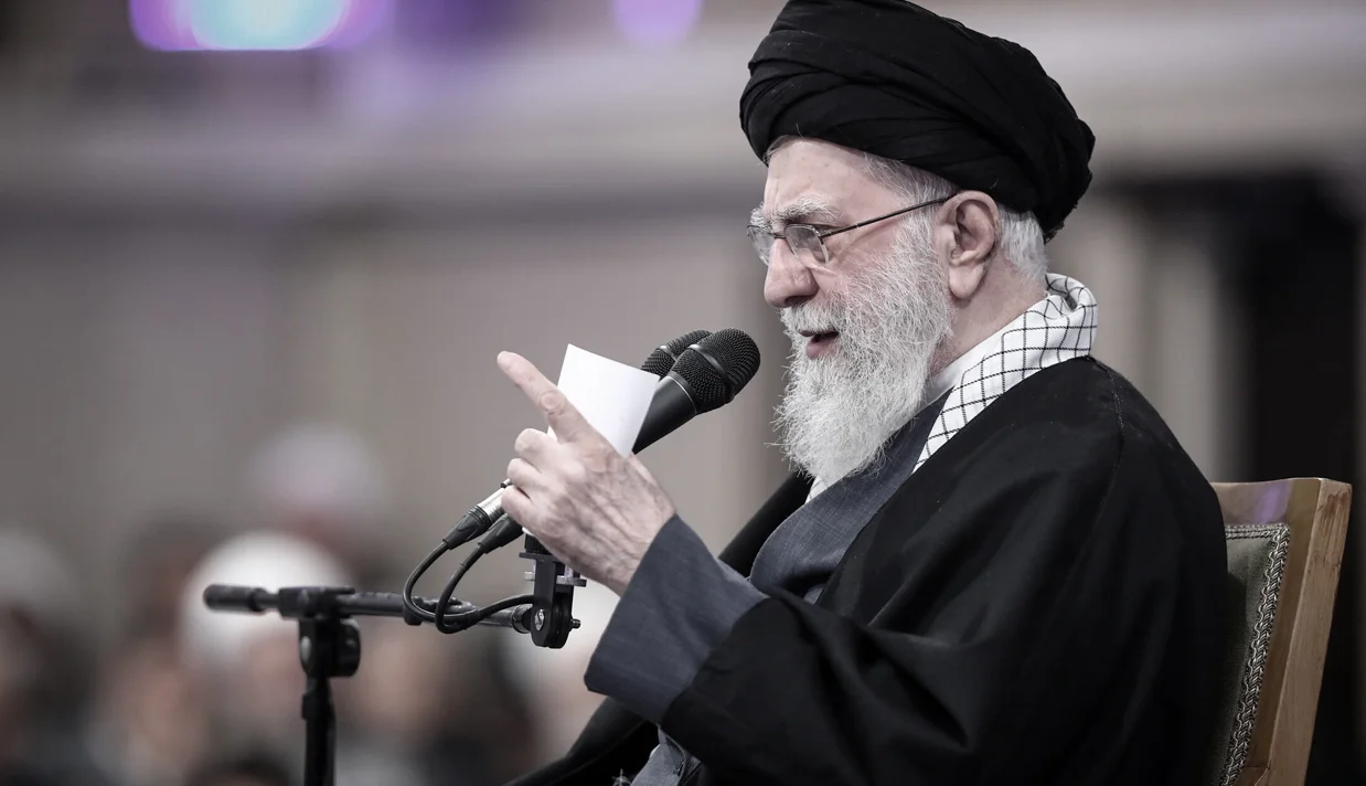 علی خامنه‌ای هم‌زمان با برگزاری مذاکرات هسته‌ای تهران و واشنگتن در ژنو گفت «ملت ایران» با آمریکا «بیعت» نمی‌کند و این کشور را به غرق کردن ناو آمریکایی مستقر در خاورمیانه تهدید کرد.
