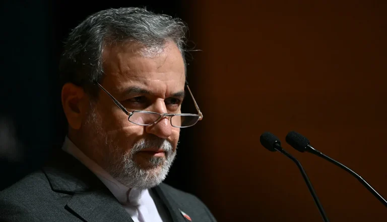 عباس عراقچی در گفتوگوی تلفنی با وزیر خارجه ژاپن از «عزم راسخ» جمهوری اسلامی برای تداوم جنگ با آمریکا و اسرائیل سخن گفت.