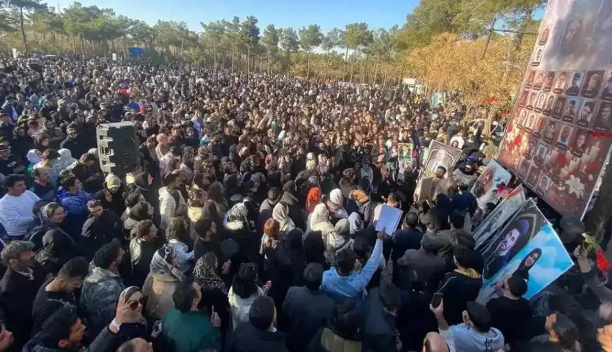مراسم چهلم جاویدنامان انقلاب «شیر و خورشید» ایران در بهمن‌ماه امسال، صحنه‌ای بود از رقص‌های نمادین مادران و پدران دادخواه بر مزار جوانانی که در دی‌ماه خونین به دست جمهوری اسلامی کشته شدند.
