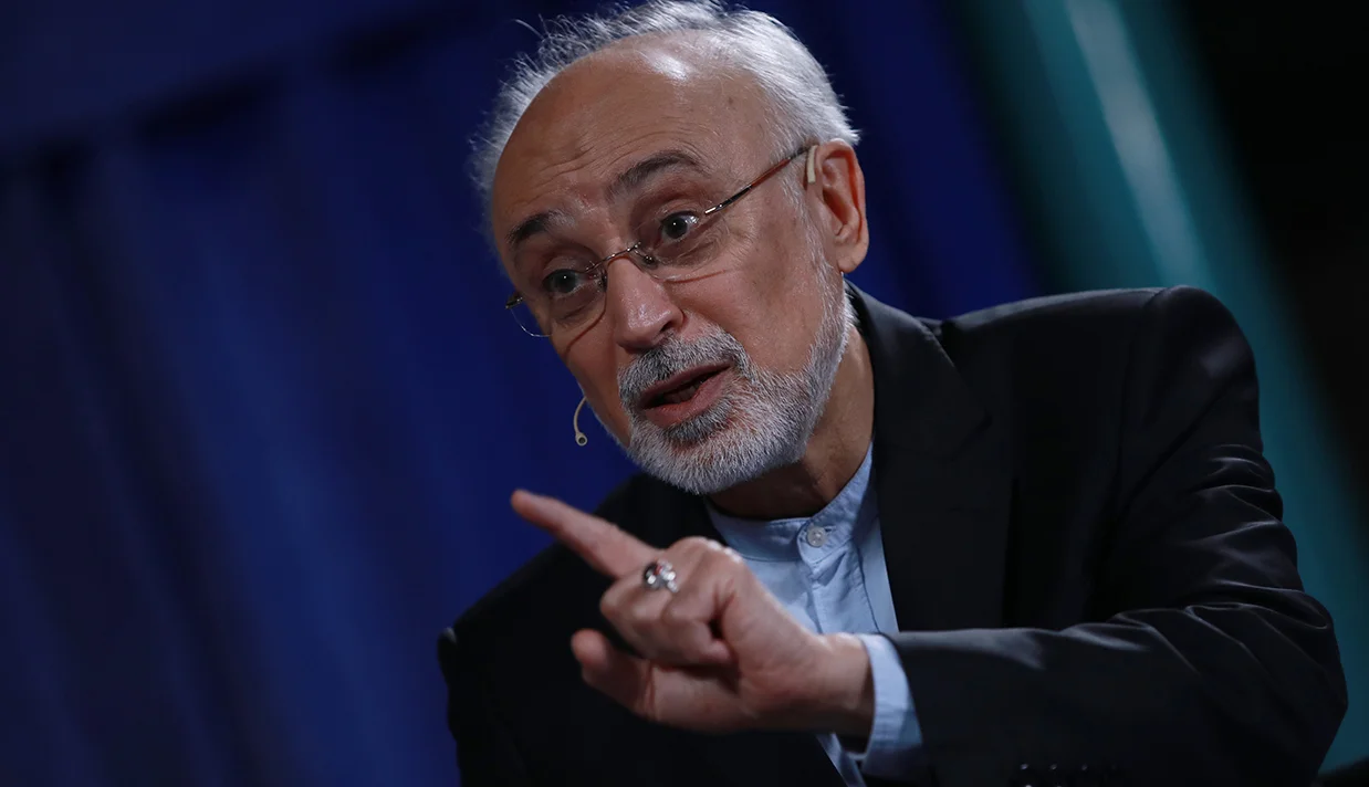صالحی هشدار داد فرصتهای دیپلماتیک زودگذر است؛ همزمان اختلاف ایران و آمریکا بر سر محل و چارچوب مذاکرات هستهای تشدید شده است.