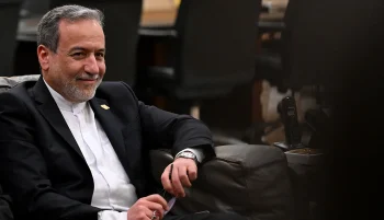 عراقچی از برگزاری مذاکرات هستهای جمهوری اسلامی ایران و آمریکا در مسقط خبر داد؛ گفتوگوهایی که همزمان با گزارشها از اختلاف بر سر محل و چارچوب آن انجام میشود.
