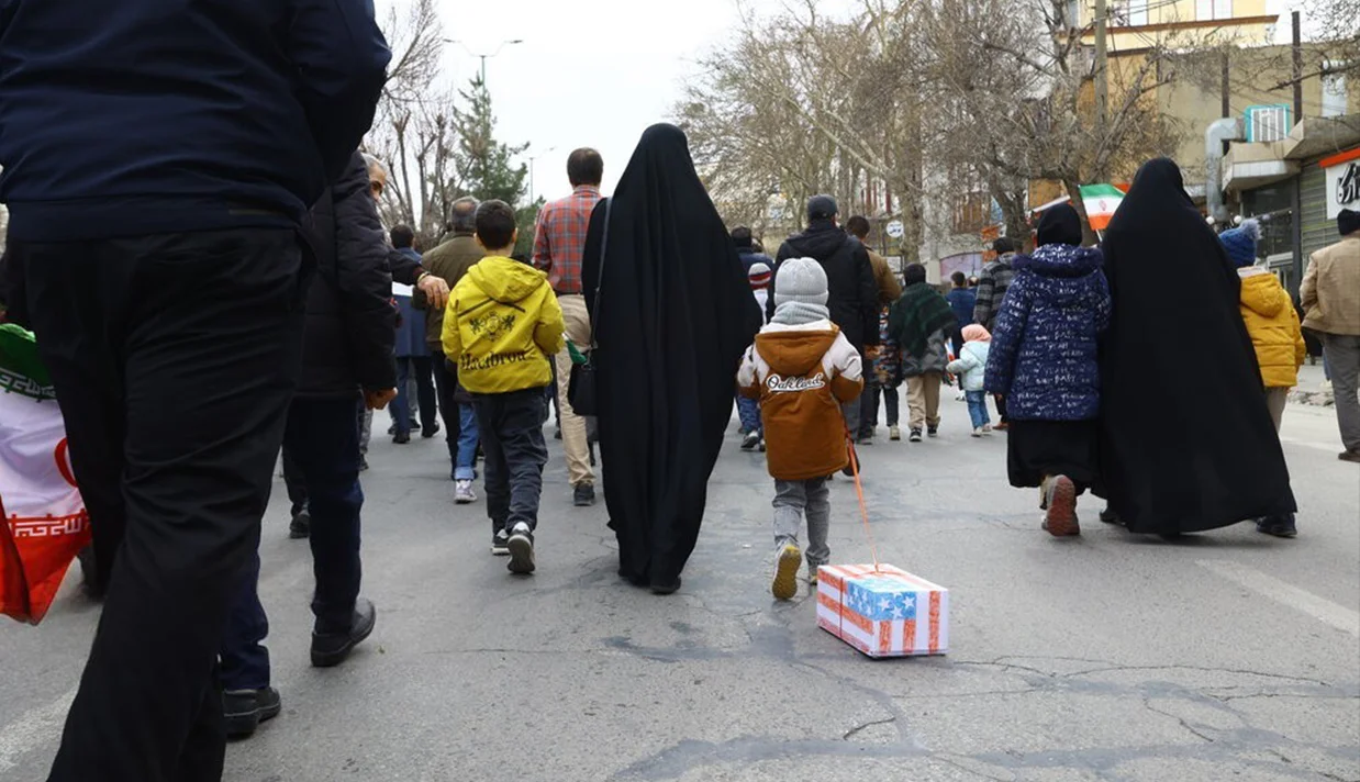 هرانا گزارش داد که آزادی شماری از بازداشتشدگان اعتراضات اخیر در شاهینشهر اصفهان، با وجود صدور و تأمین وثیقه، مشروط به امضای تعهدنامهای برای شرکت در راهپیمایی ۲۲ بهمن بوده است.
