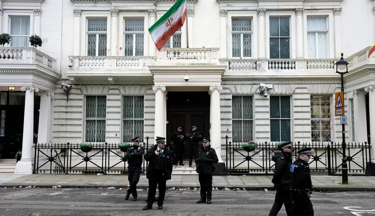 روزنامه تلگراف گزارش داد که جمهوری اسلامی از شبکههای قاچاق مهاجران در کانال مانش برای انتقال افرادی با ارتباطات اطلاعاتی و امنیتی به بریتانیا استفاده میکند.