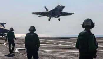 رسانه اکسیوس به نقل از یک مقام آمریکایی گزارش داد ایالات متحده هم‌زمان با نزدیک‌تر شدن دومین ناو هواپیمابر خود به خاورمیانه، ۵۰ جنگنده دیگر را به منطقه اعزام کرده است.