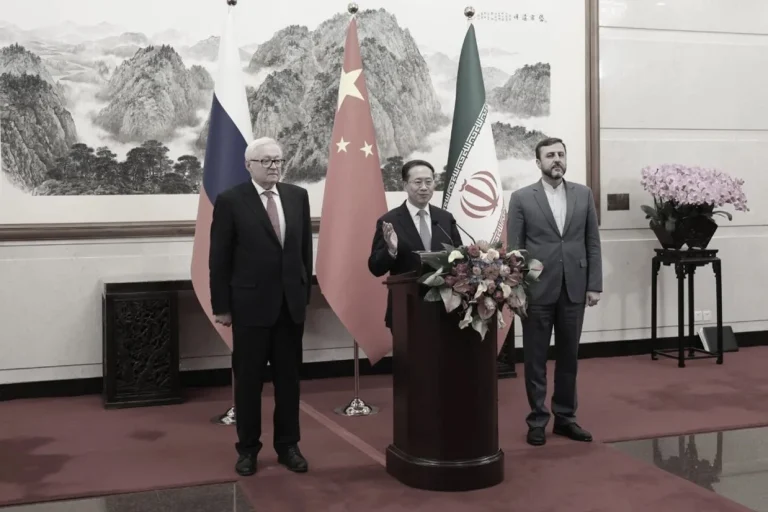 تحلیلگران می‌گویند اینکه رقبای اصلی ایالات متحده چگونه می‌توانند از «درگیر شدن» آمریکا در خاورمیانه بهره‌برداری کنند، به مدت زمان این درگیری بستگی دارد.