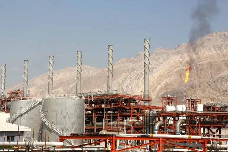 دونالد ترامپ، رئیس‌جمهور ایالات متحده، شامگاه چهارشنبه هشدار داد که اگر جمهوری اسلامی بار دیگر به قطر حمله کند، آمریکا میدان گازی «پارس جنوبی» ایران را «به‌طور گسترده منفجر خواهد کرد.»
