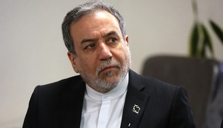 عباس عراقچی حمله آمریکا به ناو «دنا» در اقیانوس هند را «جنایت در دریا» خواند و هشدار داد واشینگتن از این اقدام «به‌شدت پشیمان خواهد شد.»