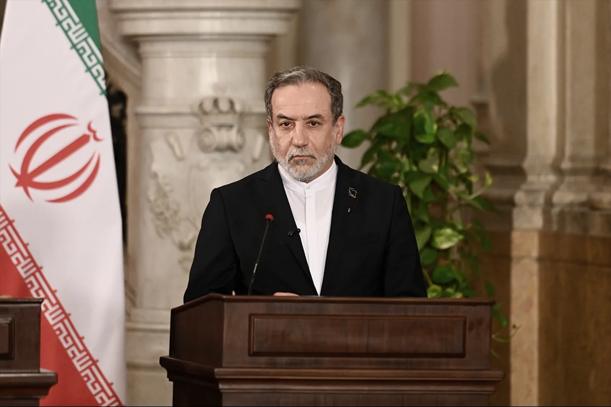 عباس عراقچی گفت که «دشمنان» جمهوری اسلامی «تسلیم بیقیدوشرط» میخواهند، به همین دلیل نسبت به جنگ ۱۲ روزه، در جنگ فعلی با شدت و قدرت بیشتری حمله کردهاند.