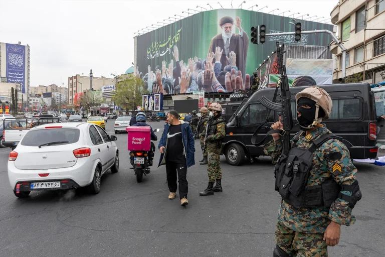 احمدرضا رادان، فرمانده کل نیروی انتظامی جمهوری اسلامی از بازداشت ۵۰۰ شهروند به دلیل ارتباط با رسانه‌های خارج از ایران خبر داد.