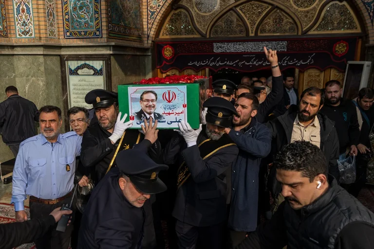 مراسم تدفین علی شمخانی، دبیر سابق شورای امنیت ملی جمهوری اسلامی، امروز در «امامزاده صالح» برگزار شد.