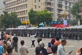 صدها نفر از ساکنان شهر مائومینگ در جنوب چین در اعتراض به ساخت یک مرکز جسدسوزی در نزدیکی مناطق مسکونی با پلیس ضدشورش درگیر شدند.
