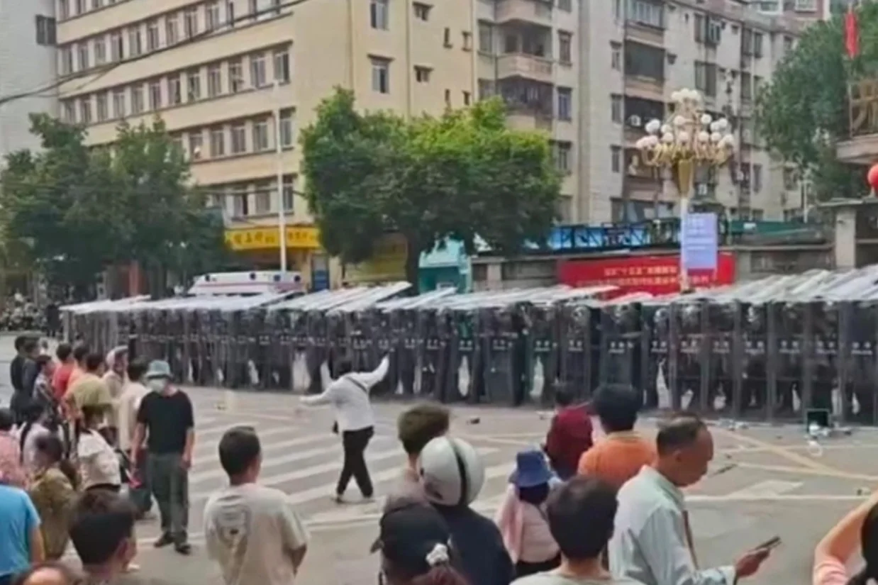 صدها نفر از ساکنان شهر مائومینگ در جنوب چین در اعتراض به ساخت یک مرکز جسدسوزی در نزدیکی مناطق مسکونی با پلیس ضدشورش درگیر شدند.