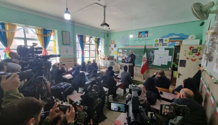 نشست خبری اسماعیل بقایی، سخنگوی وزارت خارجه جمهوری اسلامی در کلاس درس یک مدرسه در تهران برگزار شد.