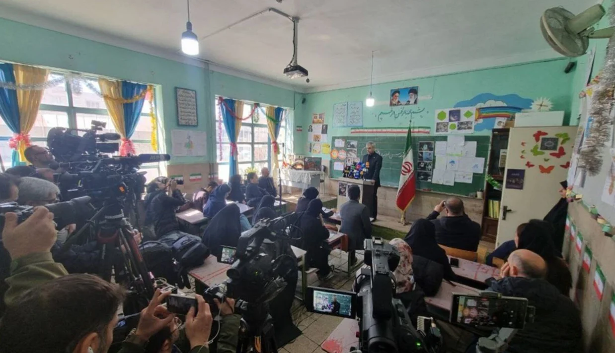 نشست خبری اسماعیل بقایی، سخنگوی وزارت خارجه جمهوری اسلامی در کلاس درس یک مدرسه در تهران برگزار شد.