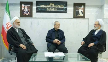 سخنگوی مجمع تشخیص مصلحت اعلام کرد برخی اختیارات علی خامنهای، از جمله تصمیمگیری درباره جنگ و صلح و عزل و نصب فرماندهان ارشد نظامی، به «شورای موقت رهبری» منتقل شده است.