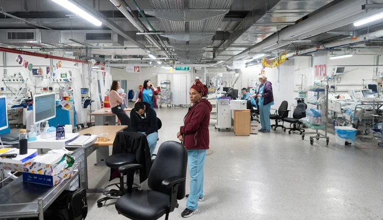 وای نت گزارش داد در حمله موشکی جمهوری اسلامی به شهر بیت‌شمش اسرائیل، ۹ نفر از اعضای پنج خانواده جان خود را از دست دادند.