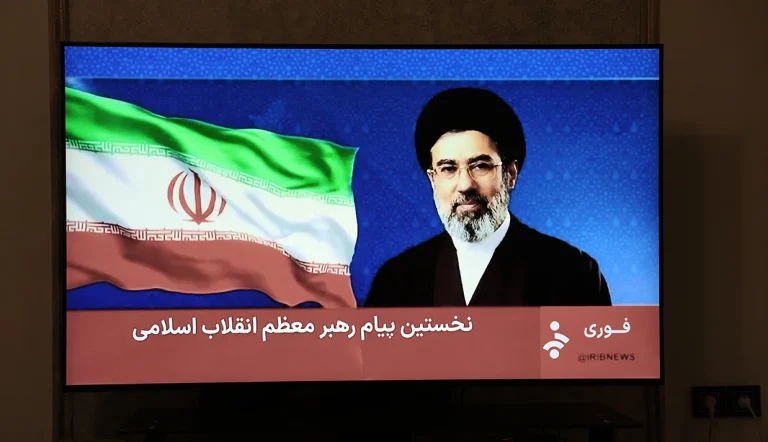مجتبی خامنه‌ای در نخستین پیام خود پس از انتصاب به عنوان رهبر جمهوری اسلامی توسط مجلس خبرگان، وعده انتقام داد و گفت همزمان با سایر مردم، از طریق اعلام صداوسیمای جمهوری اسلامی از رهبر شدن خود مطلع شده است.