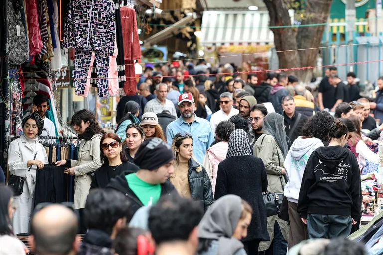 نت‌بلاکس در گزارشی نوشت که عدم دسترسی شهروندان به اینترنت در ایران به بیست‌وهشتمین روز خود رسیده و ایرانیان نیمی از سه ماه نخست سال ۲۰۲۶ را از شبکه‌های بین‌المللی محروم بوده‌اند.