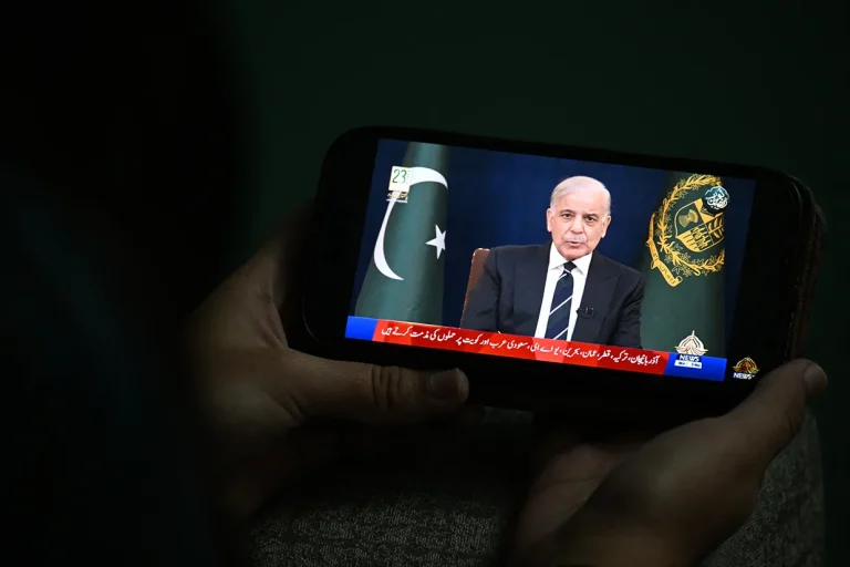 نخست‌وزیر پاکستان اعلام کرد که کشورش از تلاش‌ها برای پیشبرد گفت‌وگوها با هدف پایان دادن به جنگ در خاورمیانه حمایت می‌کند و آماده است نقش تسهیل‌کننده در این روند ایفا کند.