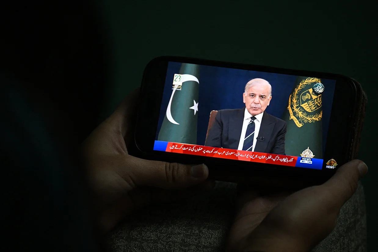 نخست‌وزیر پاکستان اعلام کرد که کشورش از تلاش‌ها برای پیشبرد گفت‌وگوها با هدف پایان دادن به جنگ در خاورمیانه حمایت می‌کند و آماده است نقش تسهیل‌کننده در این روند ایفا کند.