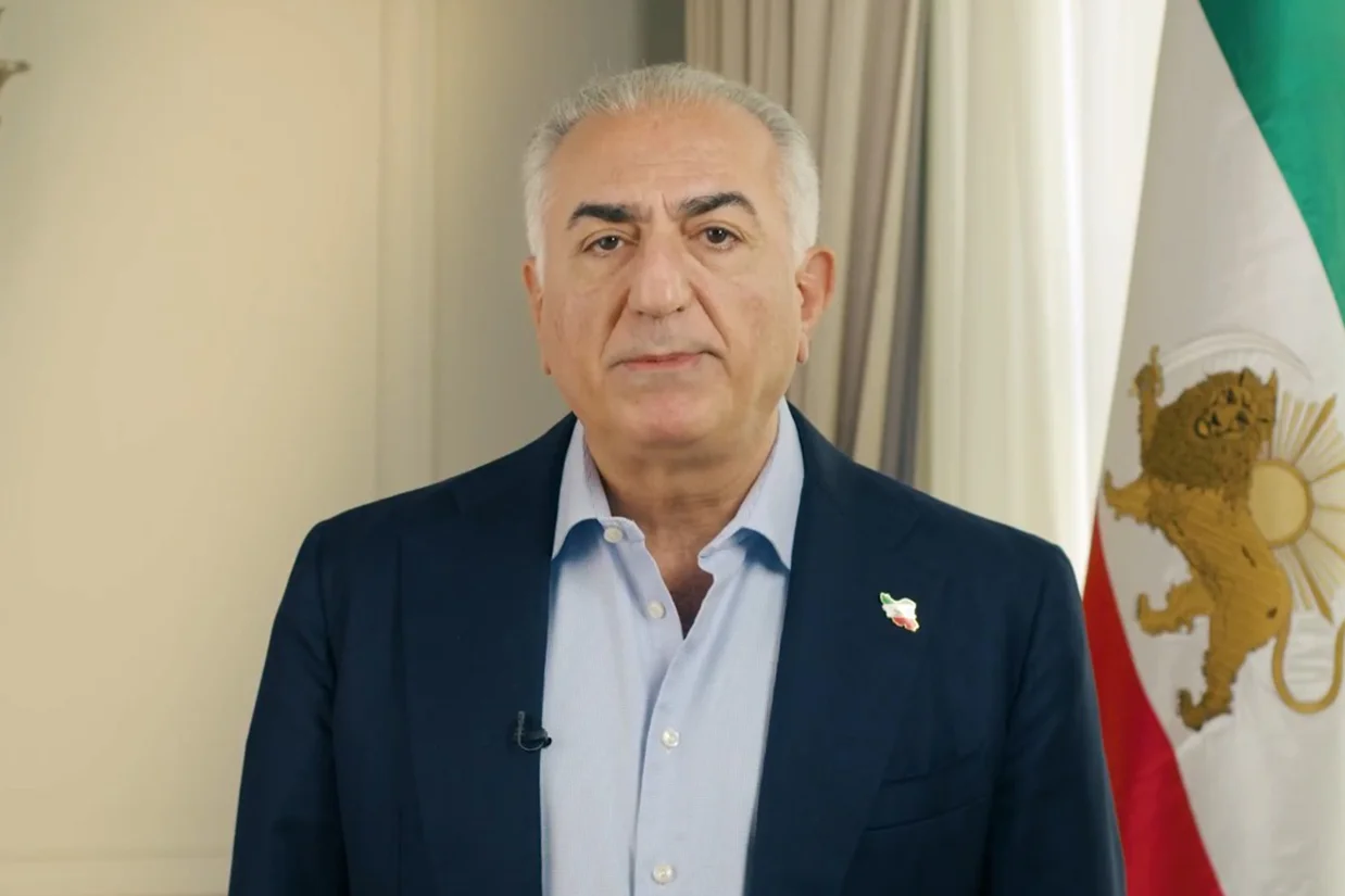 شاهزاده رضا پهلوی در پیامی از ماموران جمهوری اسلامی خواست در برابر مردم نایستند و بگذارند آیین چهارشنبهسوری در آرامش به پایان برسد.