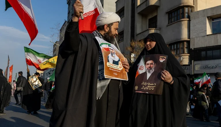 مراسم حکومتی، بیعت هواداران جمهوری اسلامی بدون حضور مجتبی خامنه‌ای و با گذاشتن عکسی از او در میان تجمعات برگزار شد.