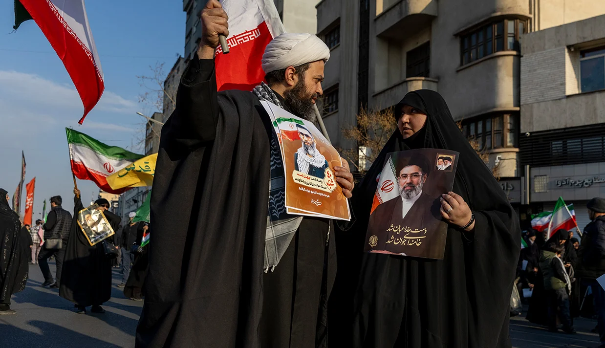 مراسم حکومتی، بیعت هواداران جمهوری اسلامی بدون حضور مجتبی خامنهای و با گذاشتن عکسی از او در میان تجمعات برگزار شد.
